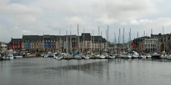 Vue sur le port, depuis l'écluse