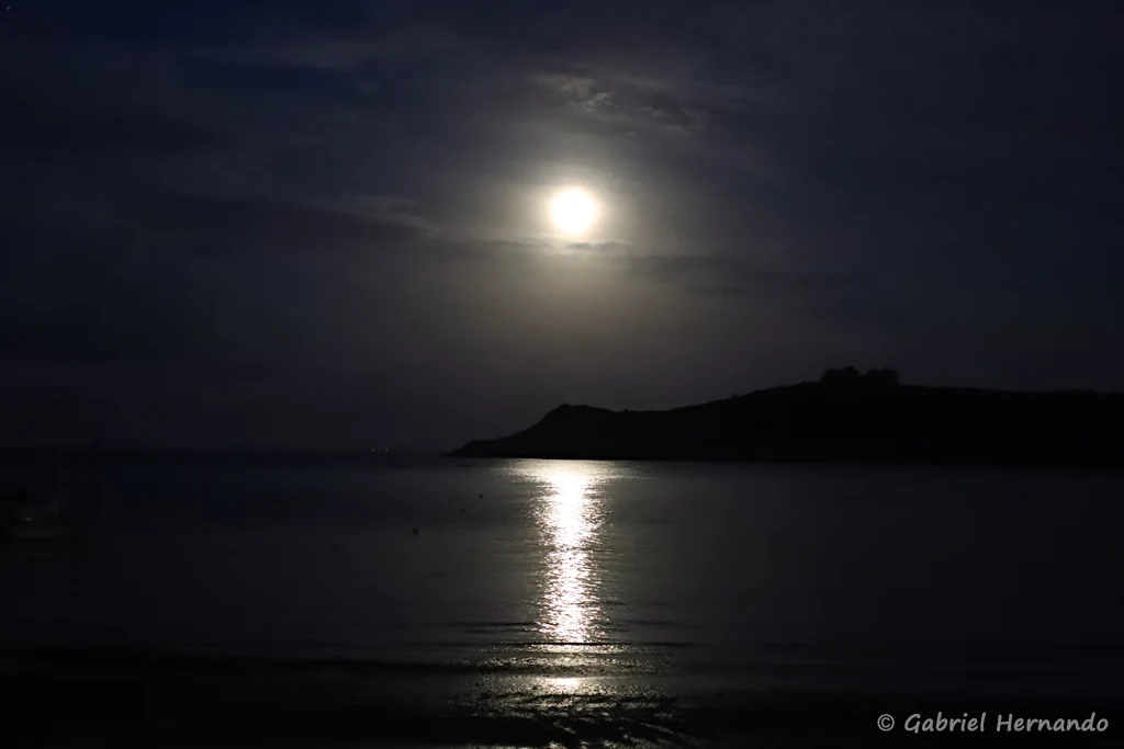 Reflet de la lune sur la mer, après la tombé de la nuit