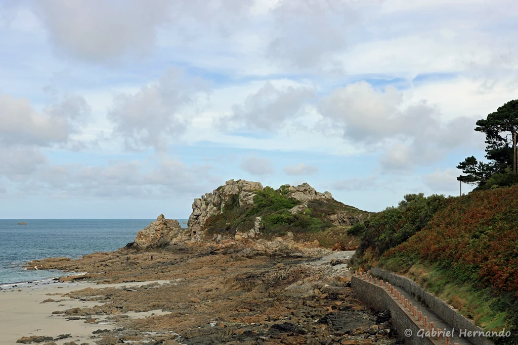 Pointe du Château, à l'est de la plage de Trestrignel