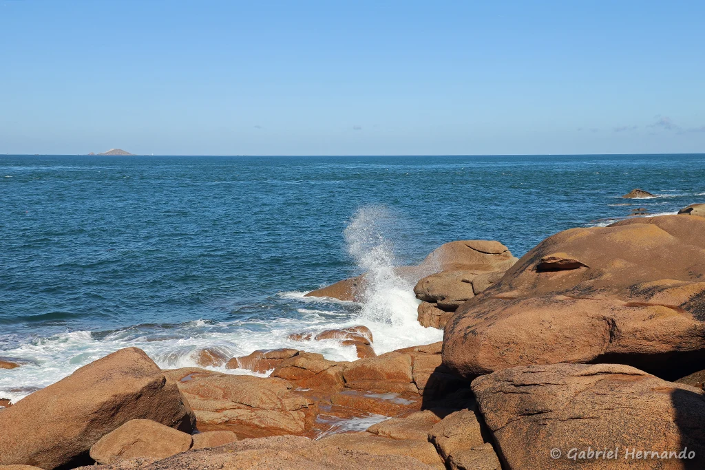 Le ressac sur les rochers de granite rose
