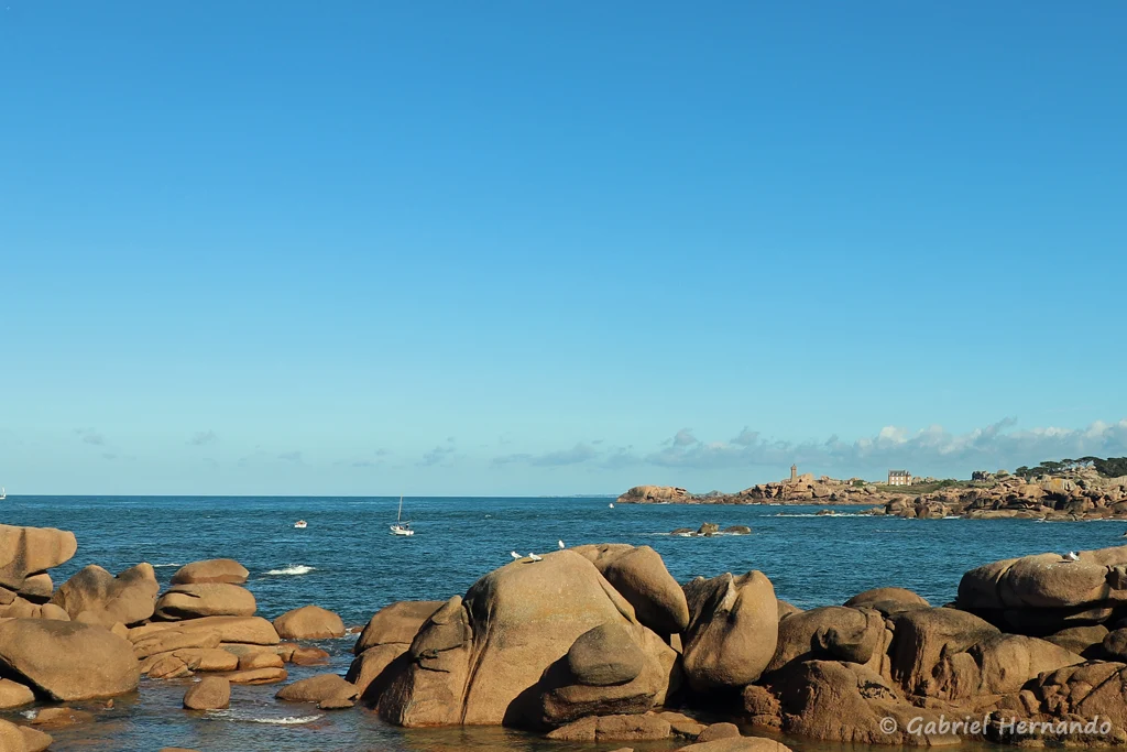 Vue sur la côte de granite rose et le phare de Mean Ruz