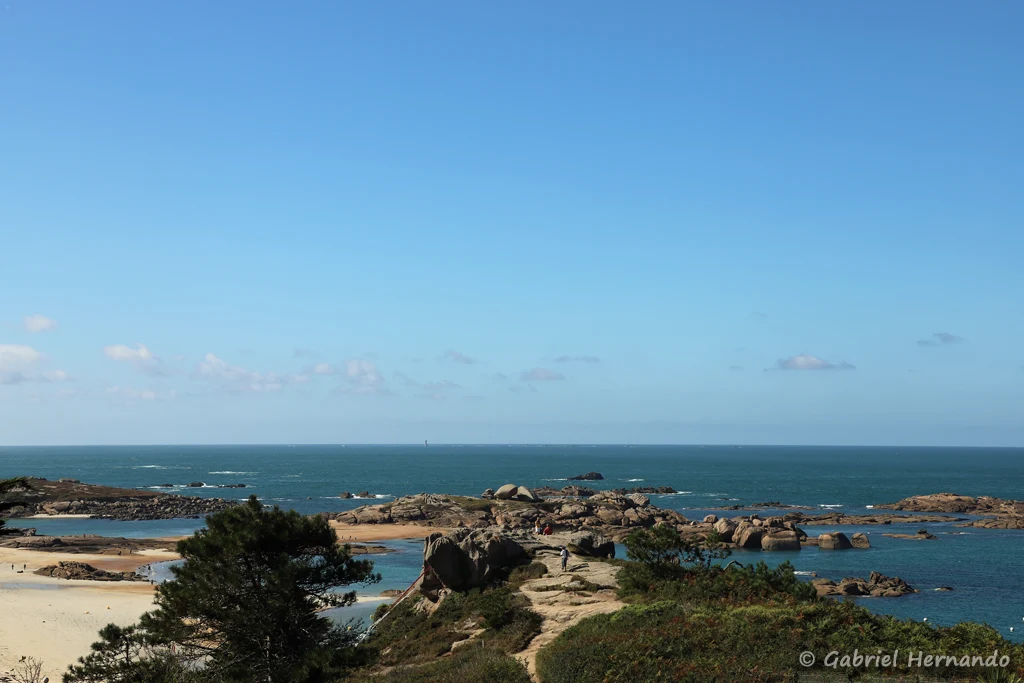 Vue sur la table d'orientation, depuis le chemin