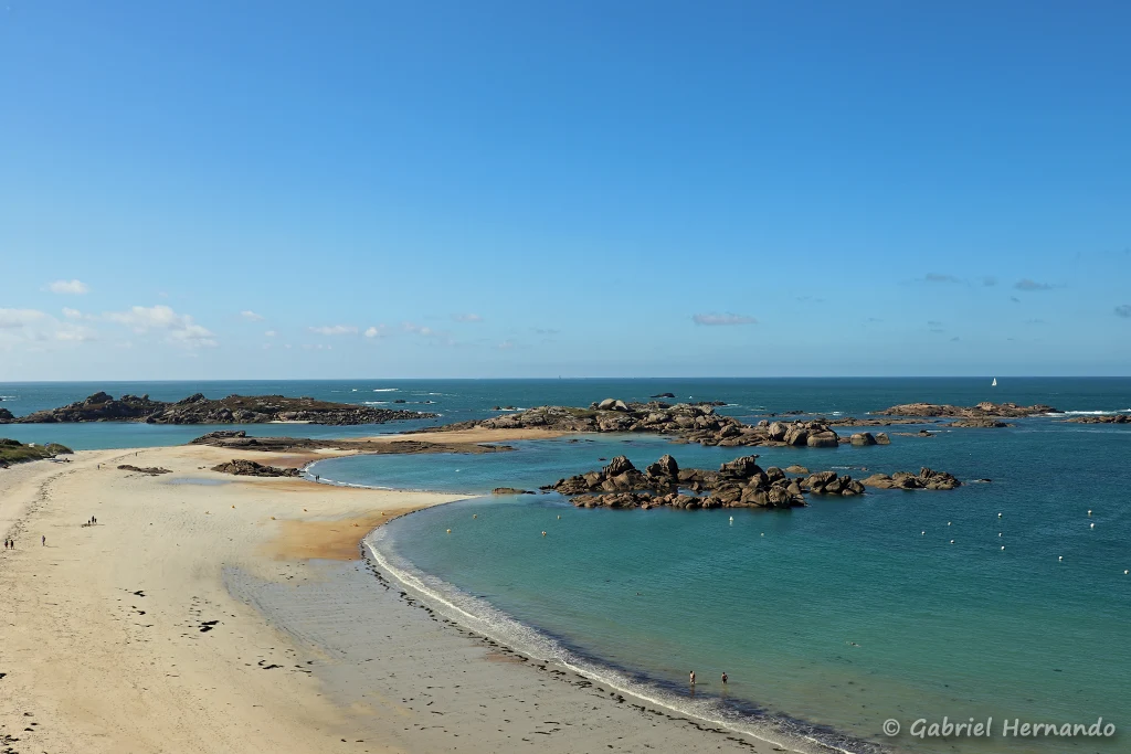 Plage de Trégastel, depuis le rocher appelé la Couronne du roi Gradlon