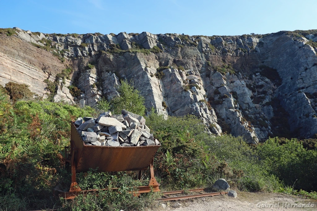Chariot de transport avec le front de falaise des carrières en arrière plan