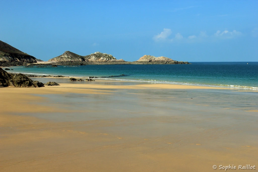 Plage Lourtuais et la petite presqu'île des Chatelets