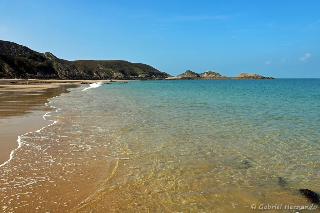 Plage sauvage de sable fin du Lourtuai