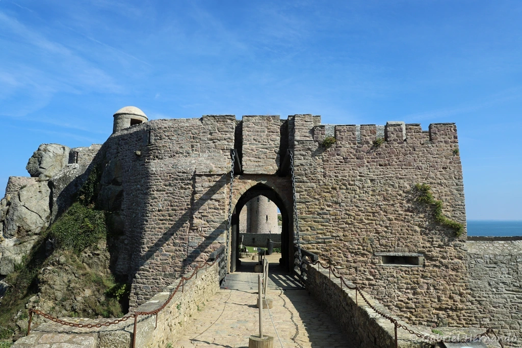 La première entrée, donnant sur la barbacane
