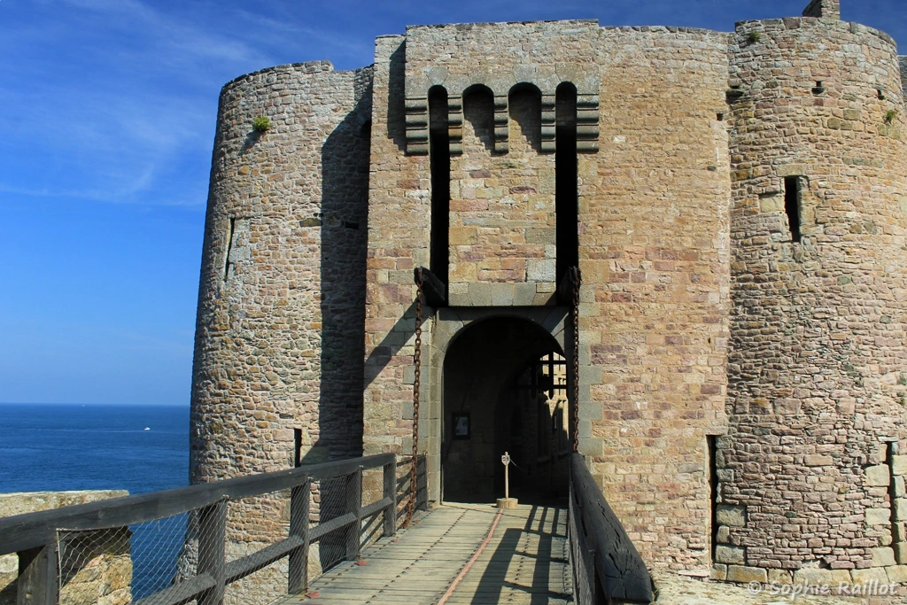 Seconde entrée, avec son pont levis, après la barbacane
