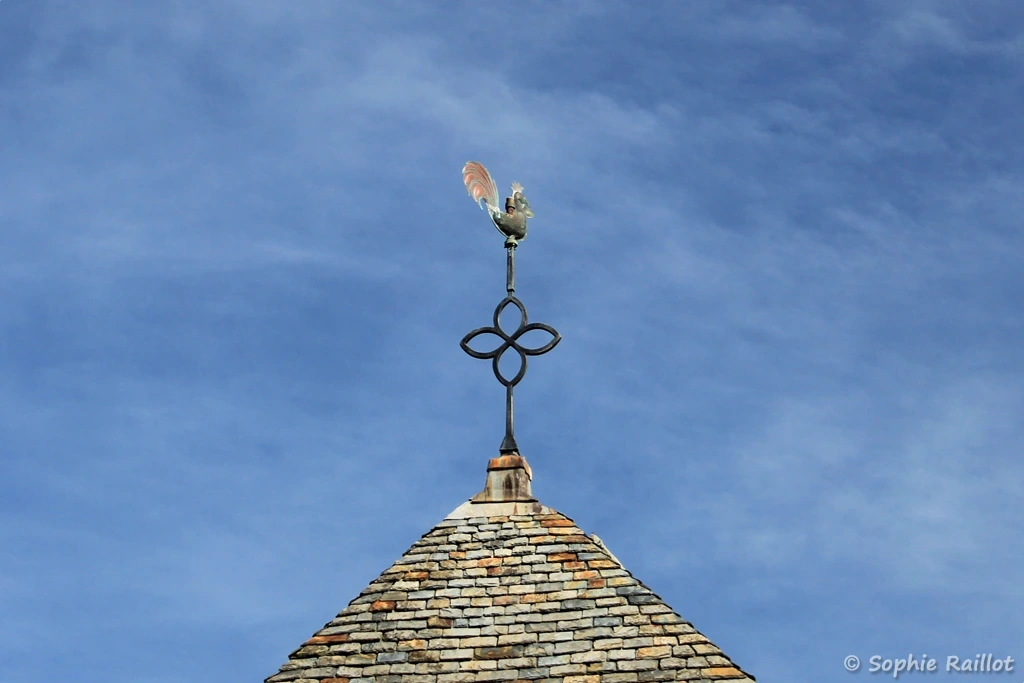 Girouette au sur la toiture de la chapelle du château