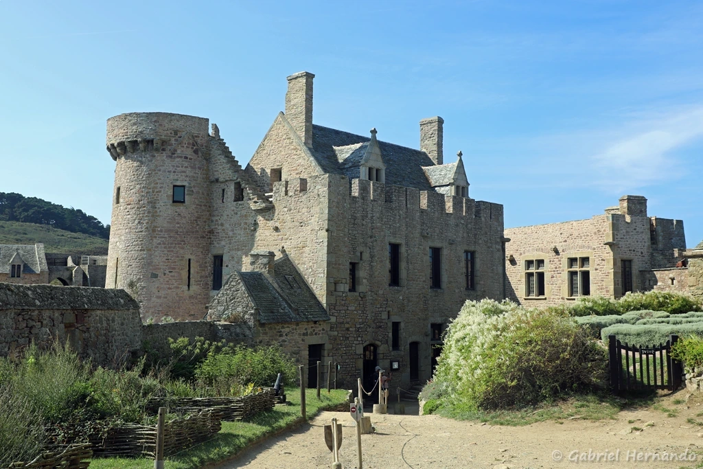 Le logis du gouverneur depuis la cour