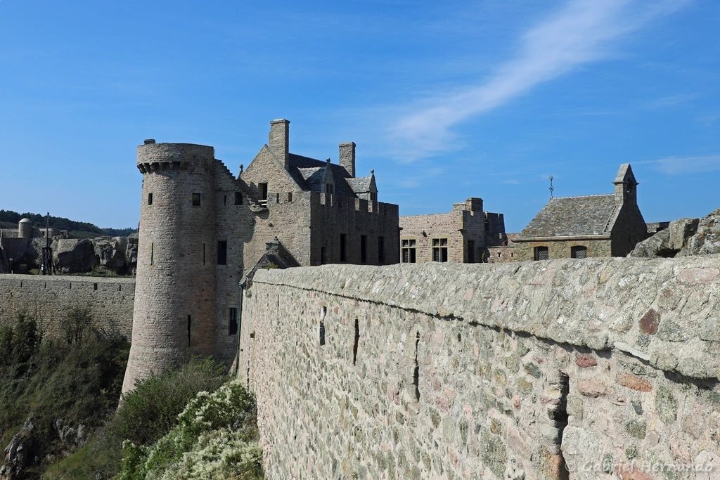 Remparts avec le logis et sa tour