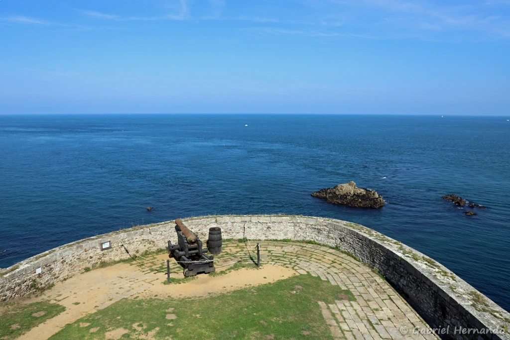 Batterie basse avec un canon, face à la mer