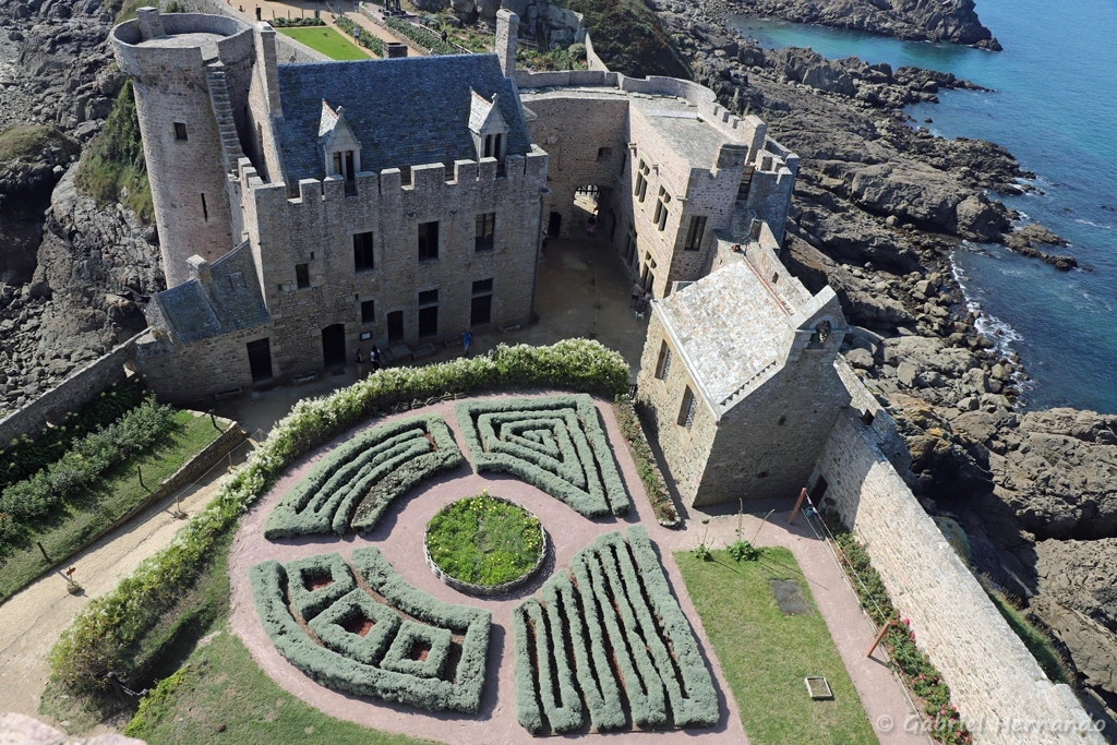 La cour du château, avec le logis, le corps de garde, la chapelle et le jardin