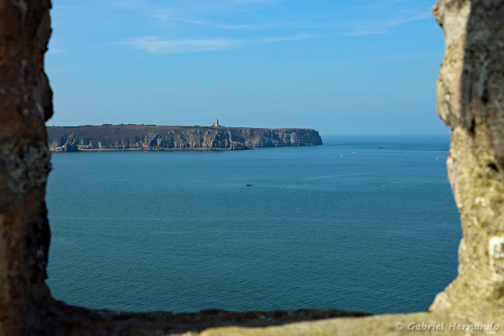 Vue sur le Cap Fréhel, au travers un créneau au sommet du donjon