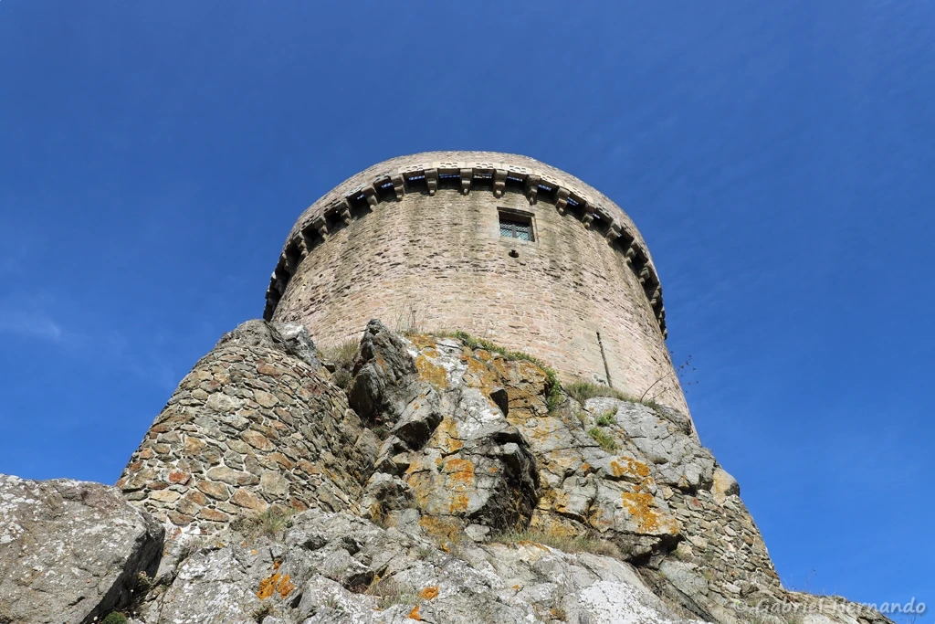 Vue du donjon en contre-plongée