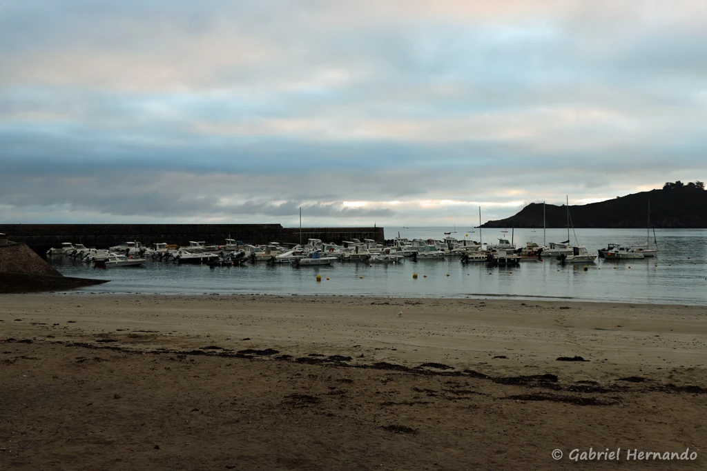 Le port de Bréhec et la pointe de la Tour, au petit matin