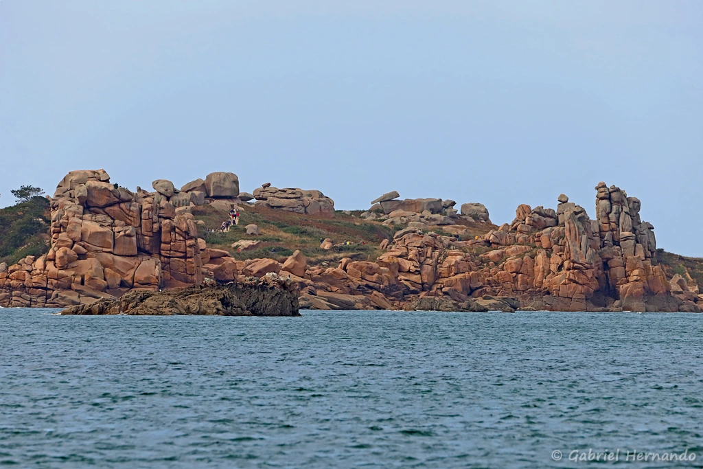 Sur notre gauche, après le départ, un panorama sur la côte de granite rose