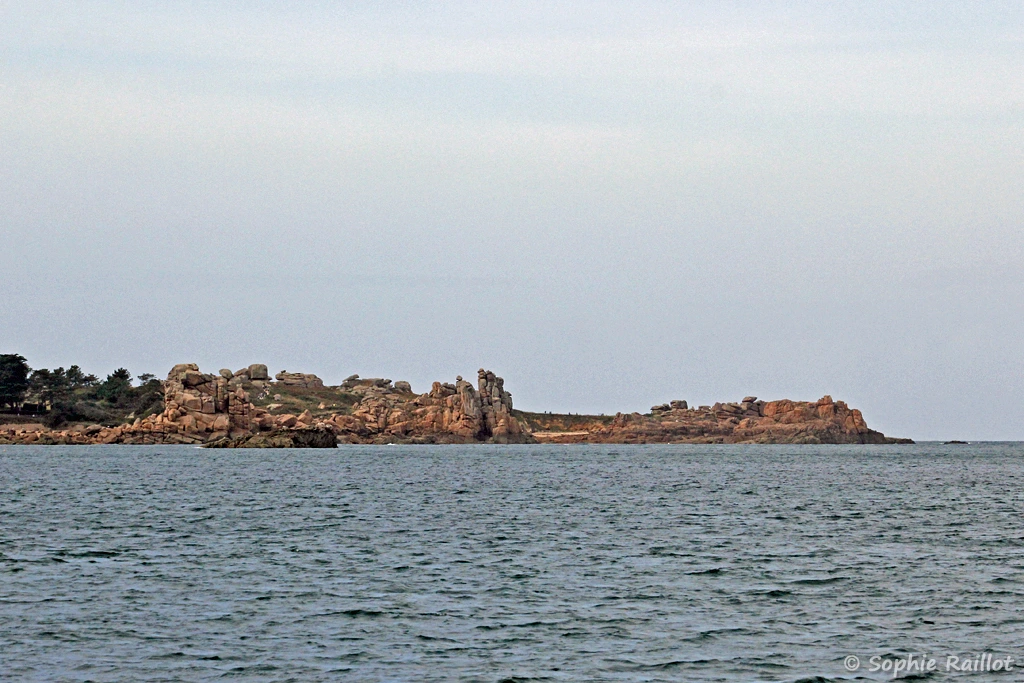 Sur notre gauche, après le départ, un panorama sur la côte de granite rose