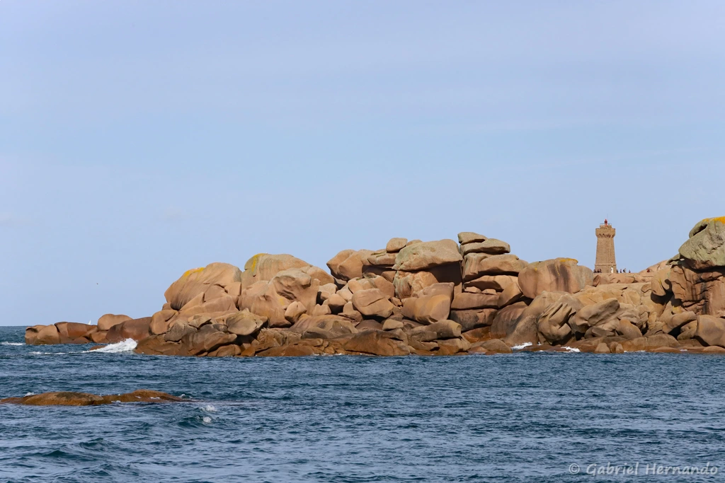 Le granite érodé et la phare de Mean Ruz