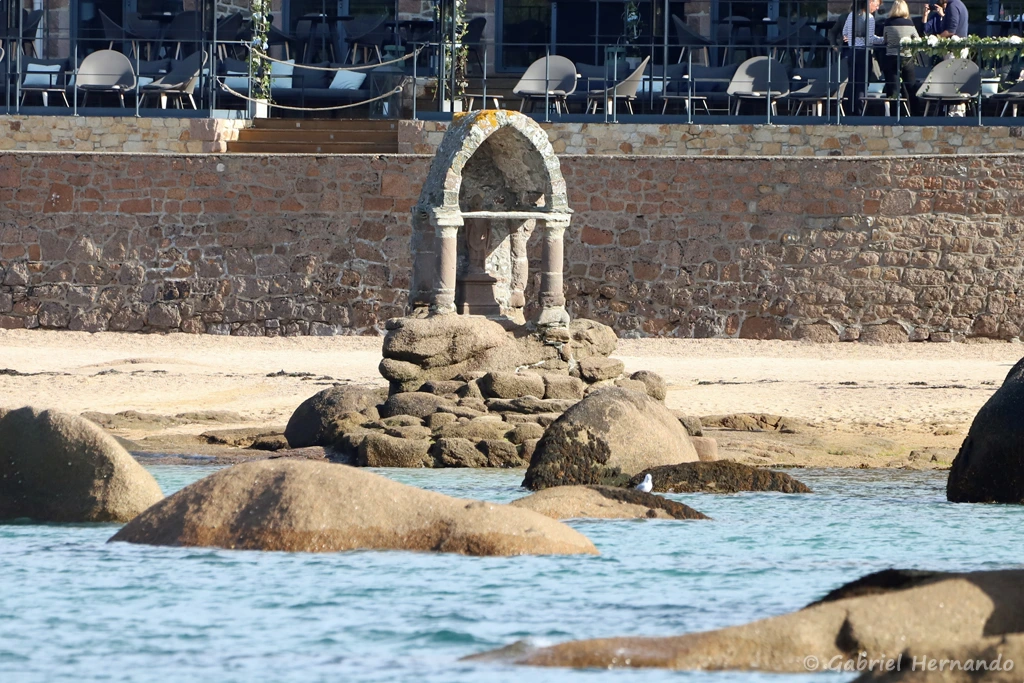 L'oratoire de Saint-Guirec, sur la plage du même nom