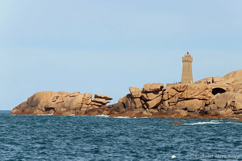 Le granite érodé et le phare de Mean Ruz