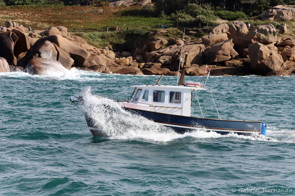 Petit bateau partant à la pèche, à marée montante
