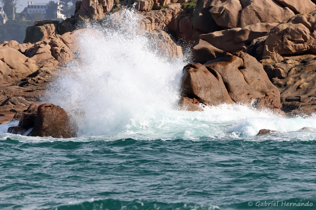 Le ressac sur les blocs de granite