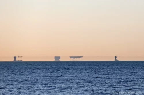 Fata Morgana, un effet optique, un mirage, avec des bateau à destination du port du Havre