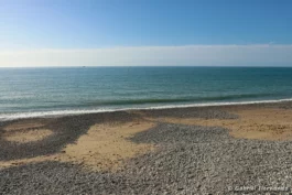 La plage, au sud, sous les galets, le sable