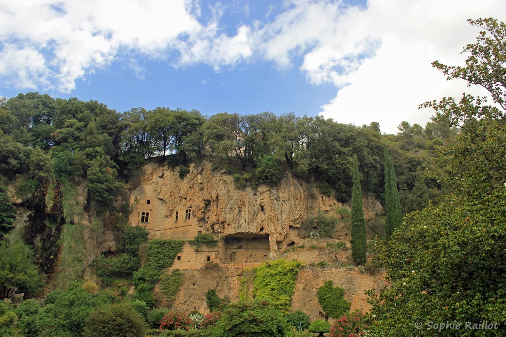 Grottes troglodytes aménagées dans les falaises de tuf