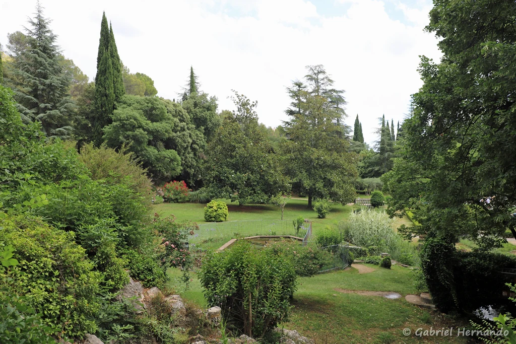 Vue sur le parc, depuis le pied de la cascade