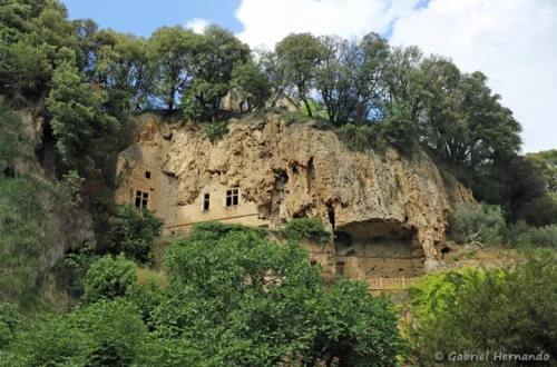 Grottes troglodytes aménagées dans les falaises de tuf