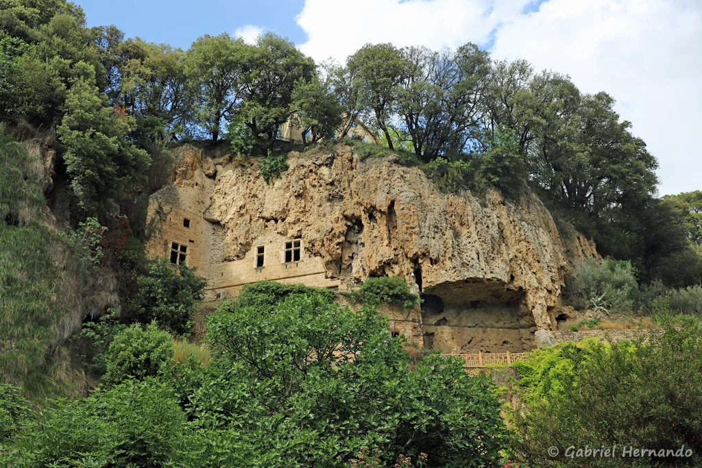Grottes troglodytes aménagées dans les falaises de tuf