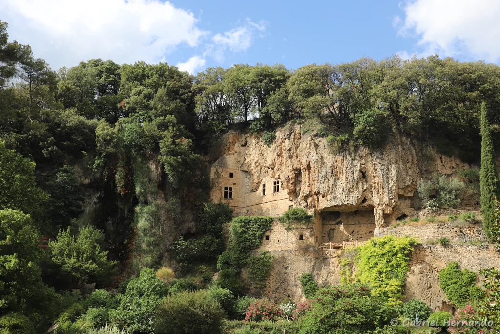 Grottes troglodytes aménagées dans les falaises de tuf