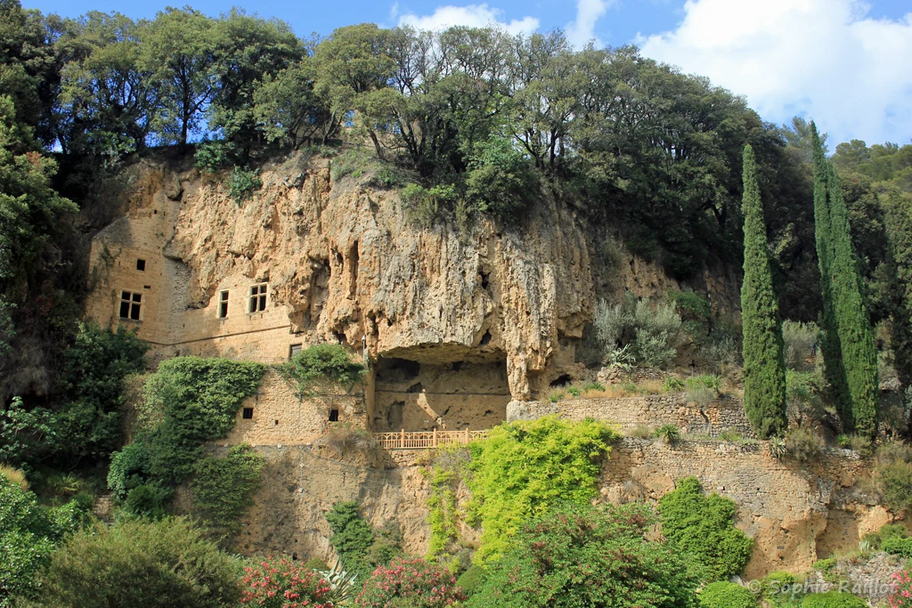 Grottes troglodytes aménagées dans les falaises de tuf