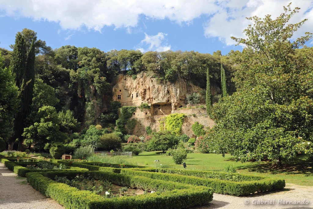 Le parc de Villecroze, au pied des grottes troglodytes aménagées dans les falaises de tuf