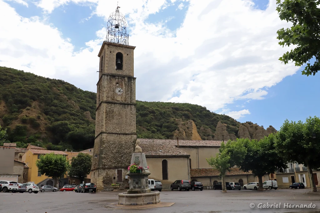Eglise Notre Dame de l'Olivier, avec la fontaine de La République