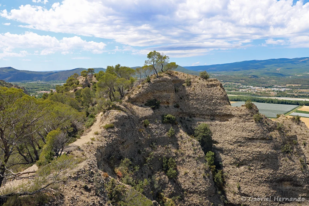 Sentier escarpé, sur les crêtes des Pénitents