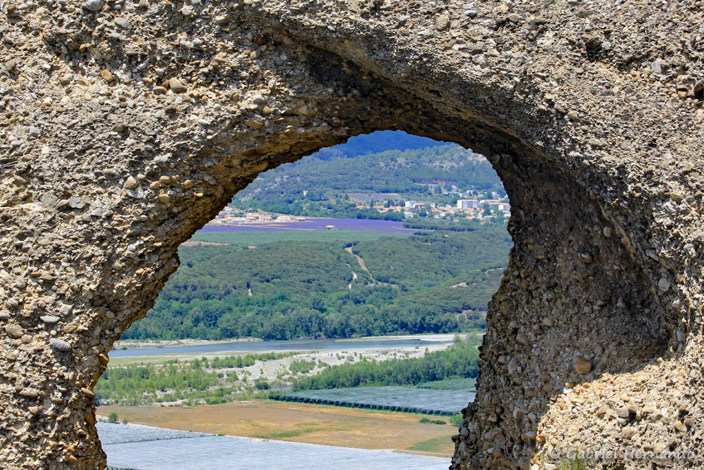 Point de vue, au travers une arche de poudingue