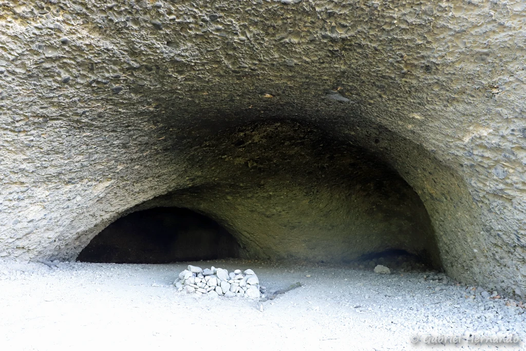 Grottes, en pied de falaises