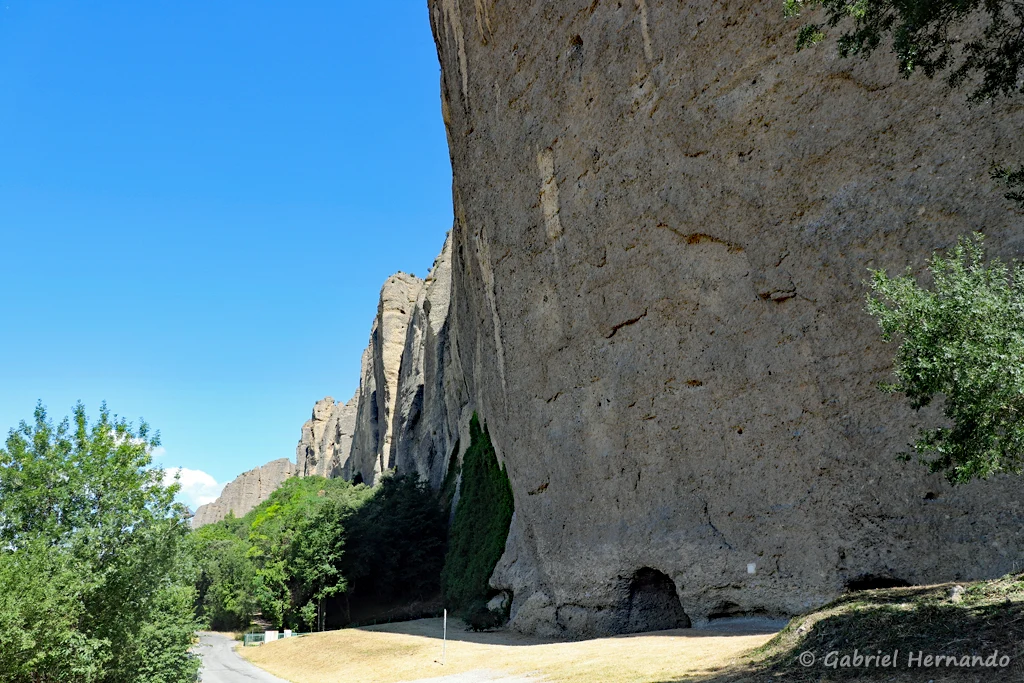 Les Pénitents, depuis le sentier au pied des falaises