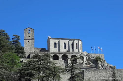 La citadelle, avec le donjon (XIIIe siècle) et la chapelle Notre-Dame du château