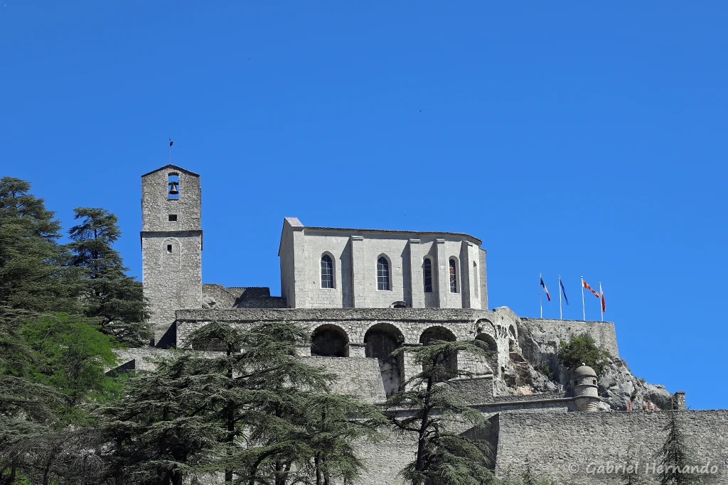La citadelle, avec le donjon (XIIIe siècle) et la chapelle Notre-Dame du château