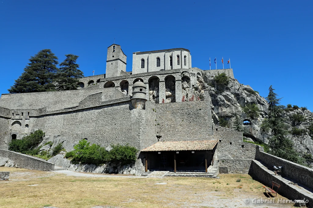 Le donjon, la chapelle Notre-Dame du château et la seconde enceinte, vu depuis la première enceinte de la citadelle