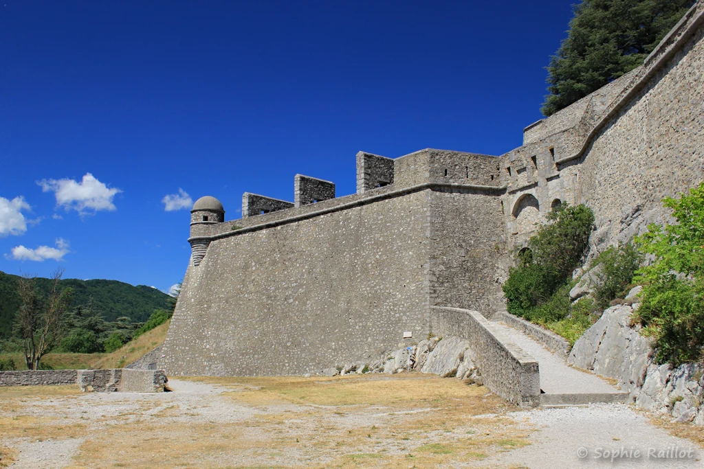 Deuxième enceinte (XVIe siècle) et son accès, de la citadelle