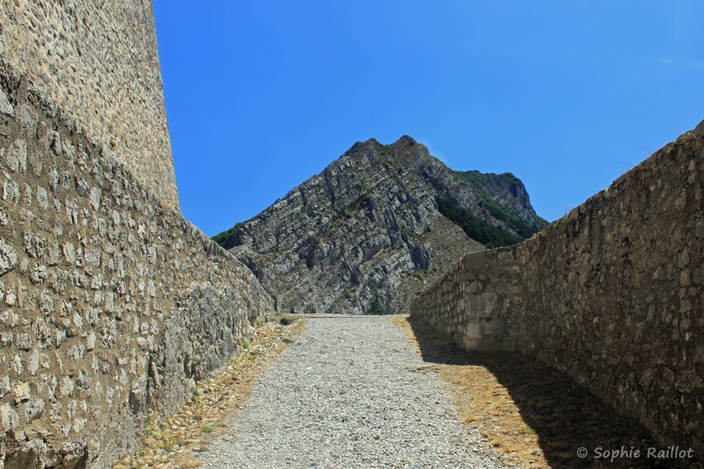 Vue sur le rocher de la Baume, depuis la rampe d'accès au bastion Notre-Dame