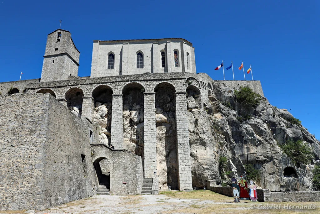 Le donjon et la chapelle Notre-Dame du château, vu depuis la seconde enceinte de la citadelle