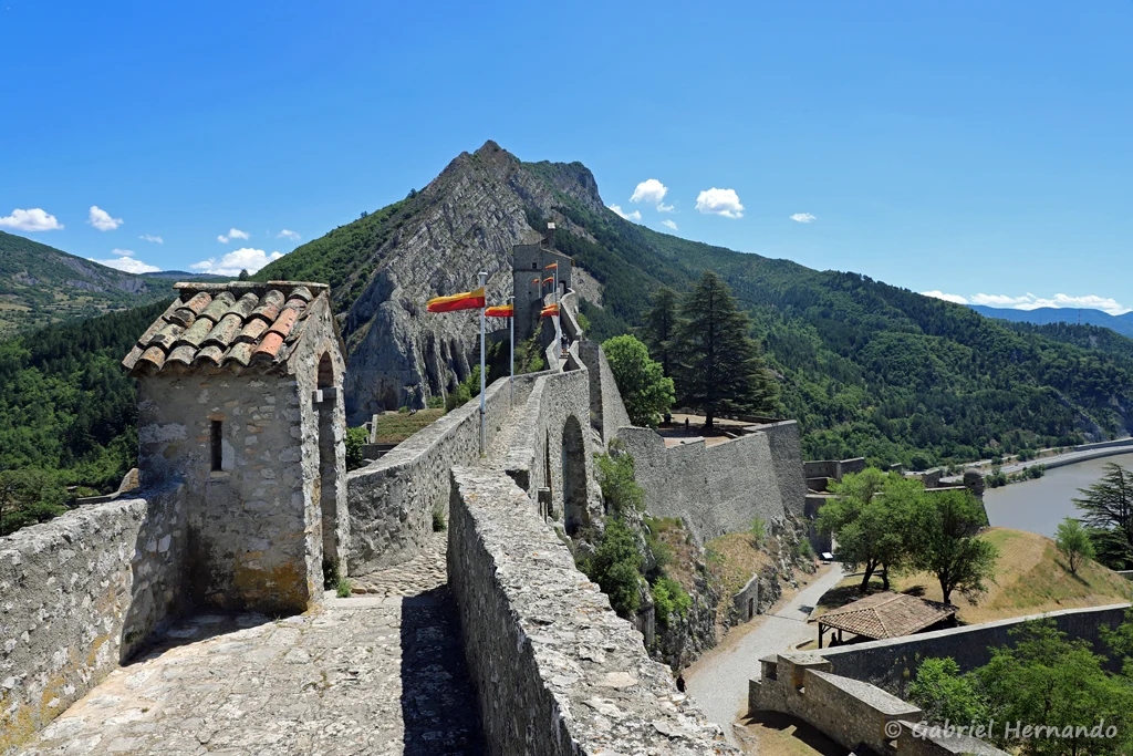Le chemin de ronde du XIIIe siècle, de la citadelle, avec le rocher de la Baume