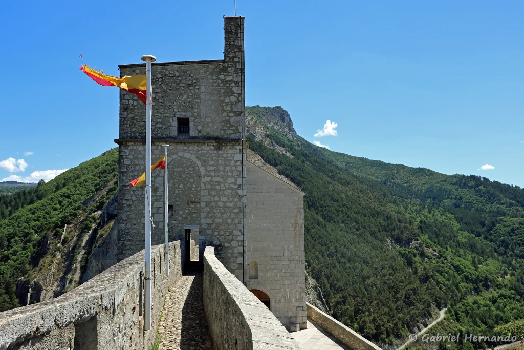 Le donjon de la citadelle, depuis le chemin de ronde