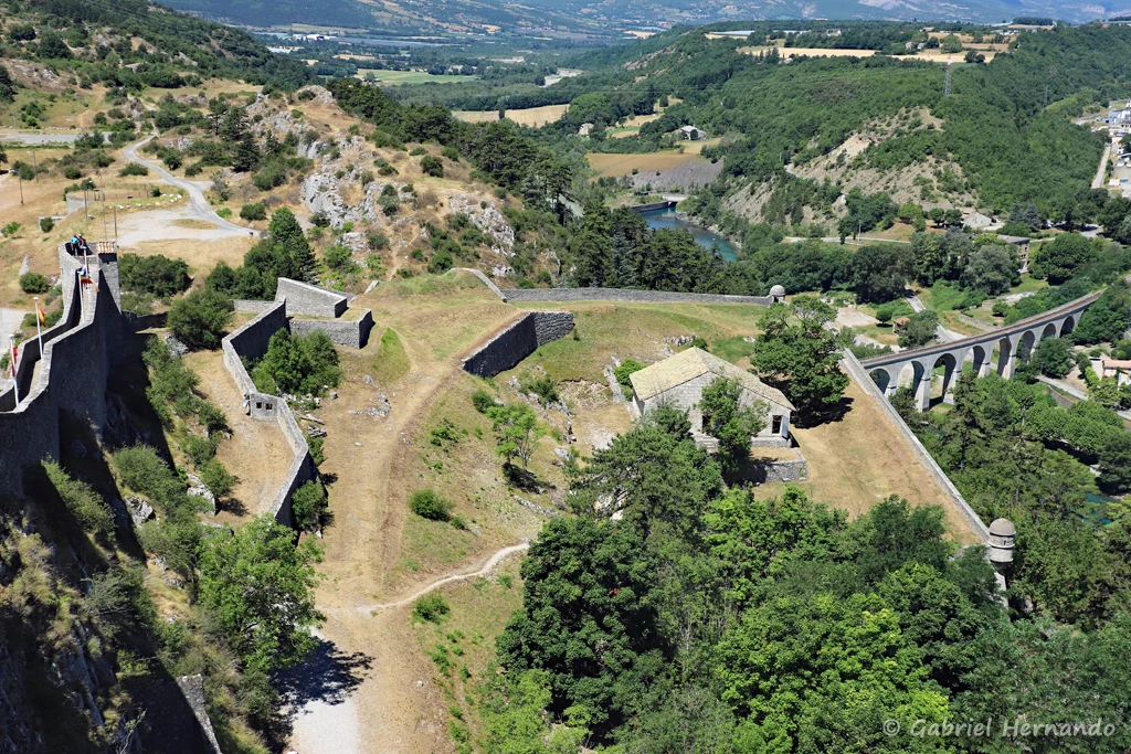 Vue sur le bastion du Buech et la poudrière de Vauban